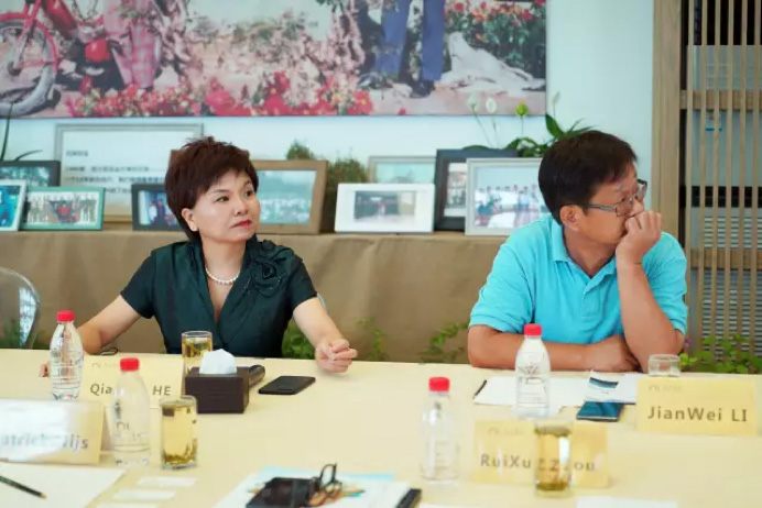 东方园林董事长何巧女在合作洽谈会上听取对方介绍